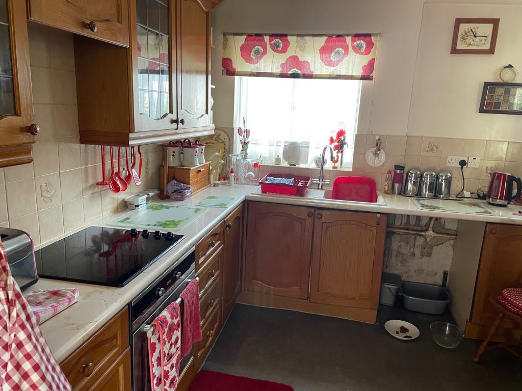 Lot: 106 - THREE-BEDROOM HOUSE FOR REFURBISHMENT - kitchen